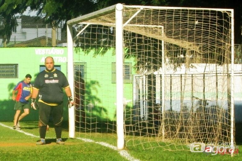 Lucão Ibelli defende o gol da Restaurando Vidas. Foto: Gustavo Curvelo/Divulgação - 