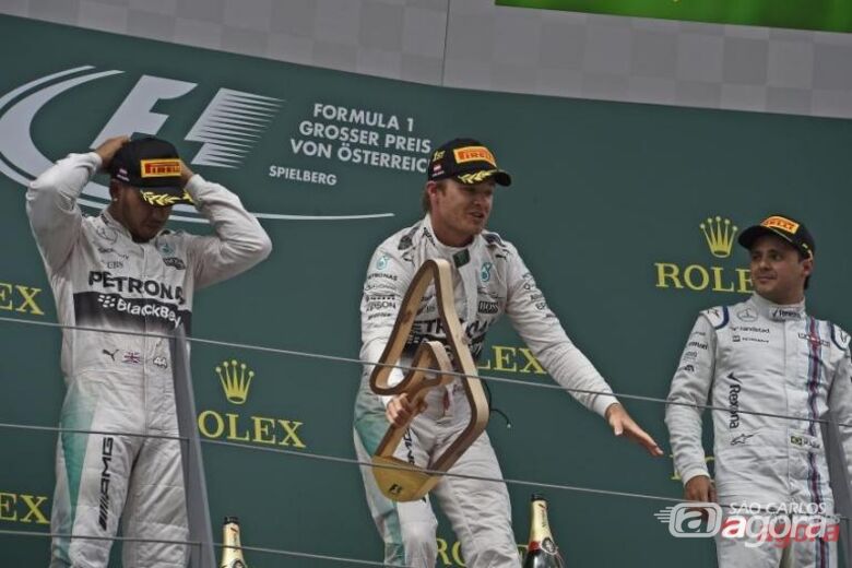 Nico, ao centro, comemora a primeira colocação no GP da Áustria de Fórmula 1. Studio Colombo/Pirelli - 