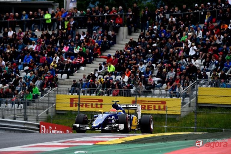 Felipe Nasr com sua Sauber. Brasileiro irá largar na oitava colocação. Foto: Studio Colombo/ Pirelli -