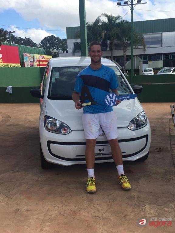 Zampieri posa com seu mais novo prêmio. Um UP zero quilômetro. Foto: Divulgação -