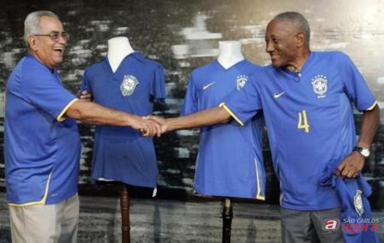Zito (esquerda) e Djalma dos Santos durante evento da CBF no Rio de Janeiro - 21/01/2008. Reuters/Sergio Moraes -