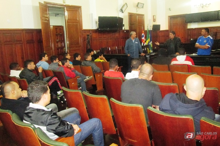 Representantes das equipes estiveram presentes na Câmara Municipal. Foto: Gustavo Curvelo/Divulgação -