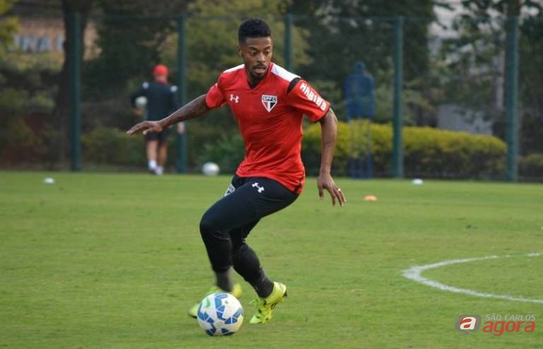Michel Bastos retorna ao meio campo com a entrada de Carlinhos na lateral esquerda. Foto: Facebook/São Paulo FC -