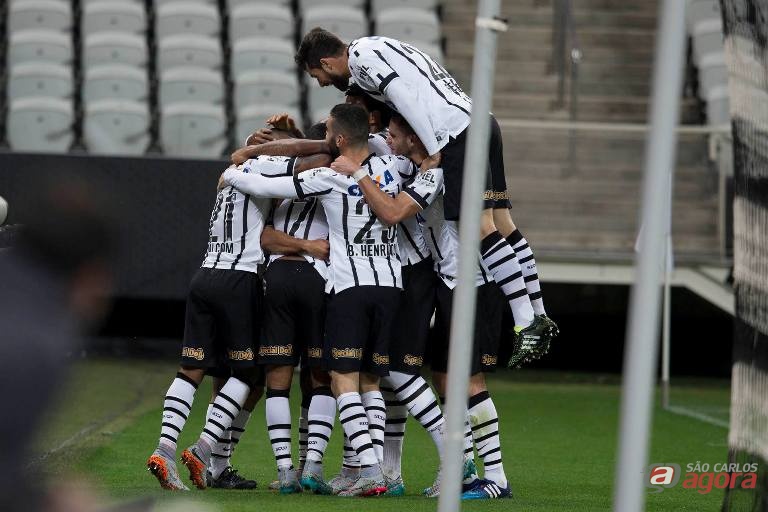 Jogadores comemoram gol de Elias. Timão venceu Furacão por 2 a 0. Daniel Augusto Jr/Ag. Corinthians -