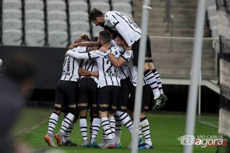 Jogadores comemoram gol de Elias. Timão venceu Furacão por 2 a 0. Daniel Augusto Jr/Ag. Corinthians - 