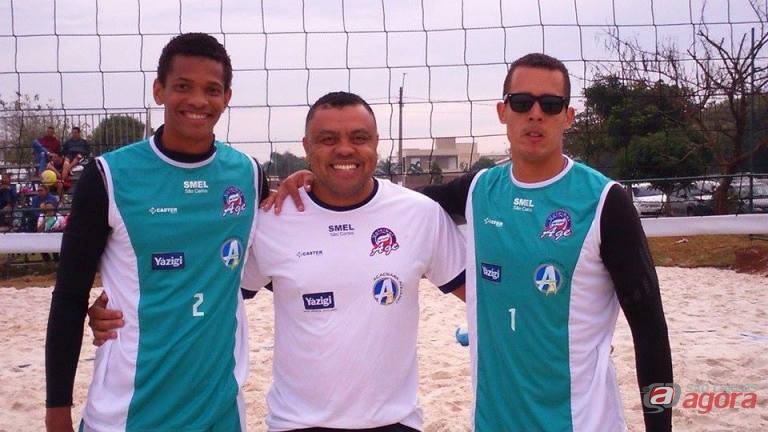 Dudão e os atletas durante os jogos em Santa Bárbara. Foto: Divulgação -