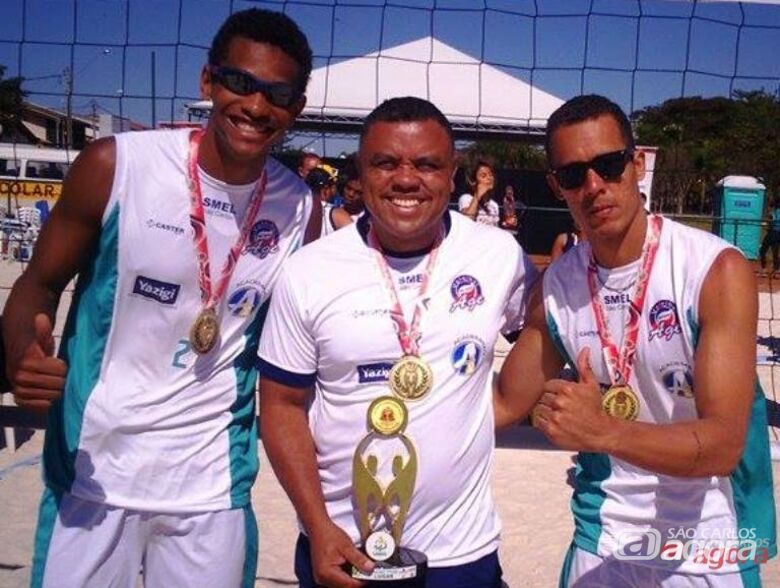 Dudão ao centro com Thiago e Carlos, ganhadores da medalha de ouro em Santa Bárbara. Foto: Divulgação - 