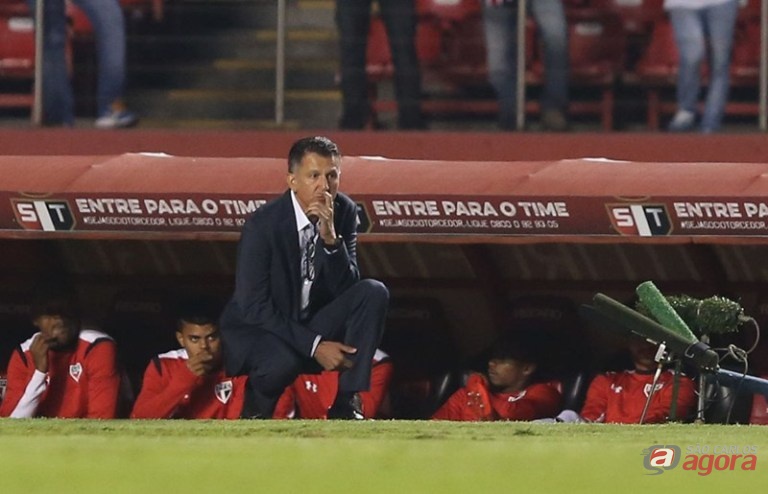 Osório observa o jogo. São Paulo chega a quarta partida sem vitória. Foto: Rubens Chiri/saopaulofc.net -