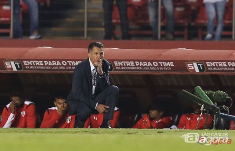 Osório observa o jogo. São Paulo chega a quarta partida sem vitória. Foto: Rubens Chiri/saopaulofc.net - 