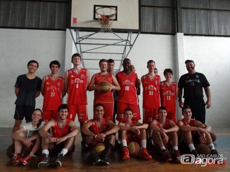 Equipe são-carlense faz uma bela campanha no torneio de basquete. Foto: Marcos Escrivani - 