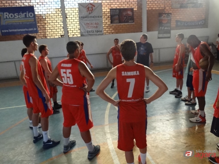 Equipe sub16 durante os treinos realizados no Clube dos Bancários. Teste complicado para o Objetivo/Meneghelli. Foto: Divulgação -