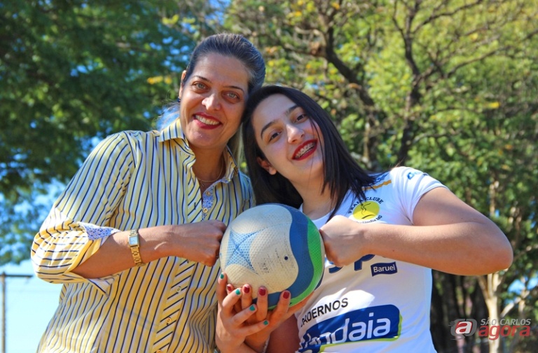 Paola (ao lado da mãe) atribui sua conquista a todos os profissionais que a instruíram e contribuíram para essa nova fase de sua carreira no vôlei. Foto: Divulgação -