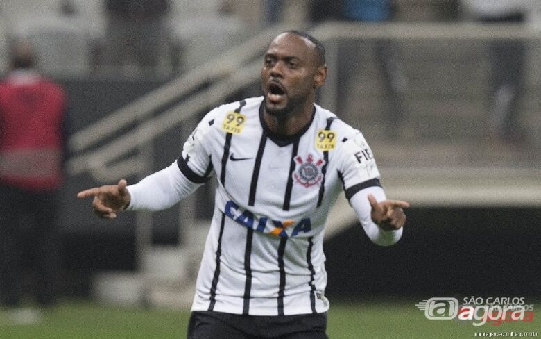 Vagner Love comemora gol marcado contra a Ponte. Foto: www.agenciacorinthians.com.br -