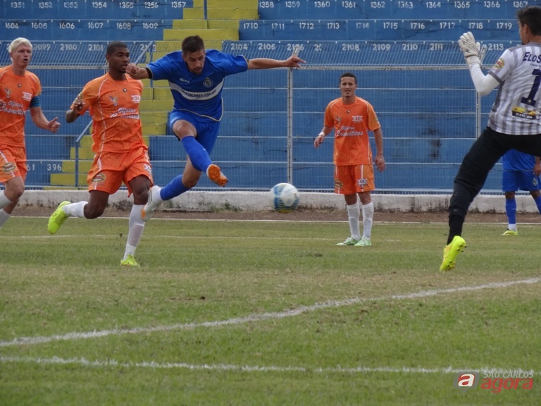 Lance em que Mateus Augusto chutou para marcar o primeiro gol do São Carlos na vitória em cima do Elosport. Foto: Marcos Escrivani -