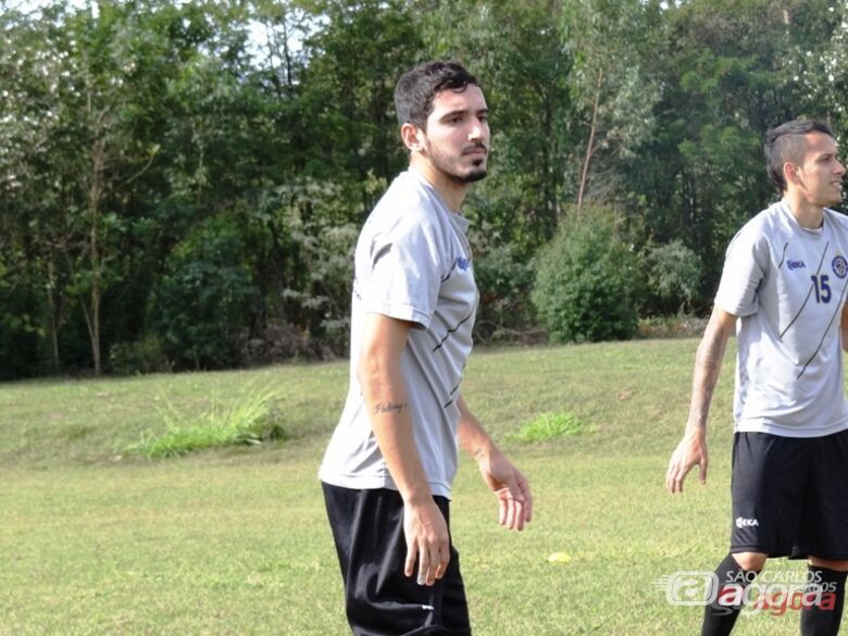Lucas Cezane faz trabalhos com bola, mas deverá ser liberado somente daqui há duas semanas. Foto: Marcos Escrivani -