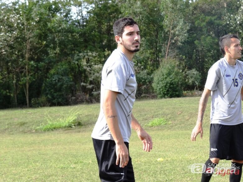 Lucas Cezane faz trabalhos com bola, mas deverá ser liberado somente daqui há duas semanas. Foto: Marcos Escrivani - 