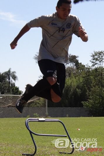 Bruninho se esforça nas atividades físicas. Jogador promete estar ‘ligado’ os 90 minutos. Foto: Marcos Escrivani - 