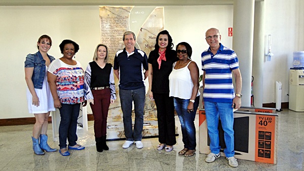 Representantes da ACISC e das empresas que forneceram os cupons premiados, além de alguns ganhadores, compareceram na entidade -