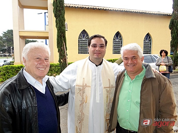 Catharino, o padre Marcos Coró e Marquinho na Paróquia de Santa Isabel -