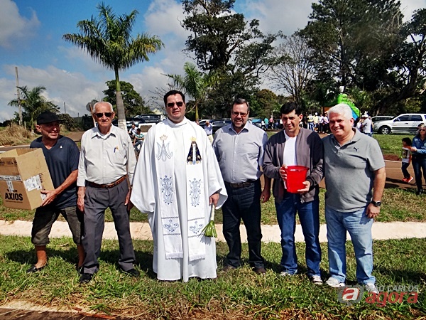 Marquinho Amaral e Lobbe Neto com o padre Marcos Coró e fiéis em comemoração ao Dia de São Cristovão -