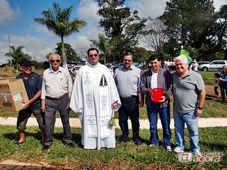 Marquinho Amaral e Lobbe Neto com o padre Marcos Coró e fiéis em comemoração ao Dia de São Cristovão - 