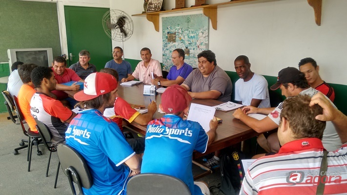 Marquinho Amaral, autoridades e jogadores durante a premiação do Campeonato Futebol Menor -
