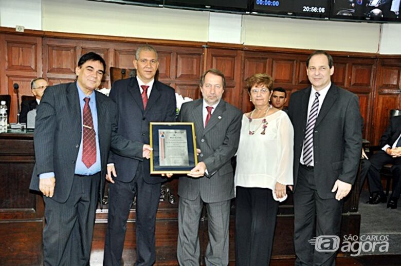 O Prof.Dr.Germano Tremiliosi, com os vereadores Lucão Fernandes, (presidente da Câmara), José Luis Rabello, Laíde Simões e Walcinyr Bragatto - 