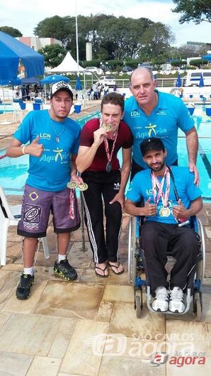 Mitcho e os nadadores da Aquário/LCN/Bianchi que conquistaram pódio em Santa Bárbara. Foto: Divulgação - 