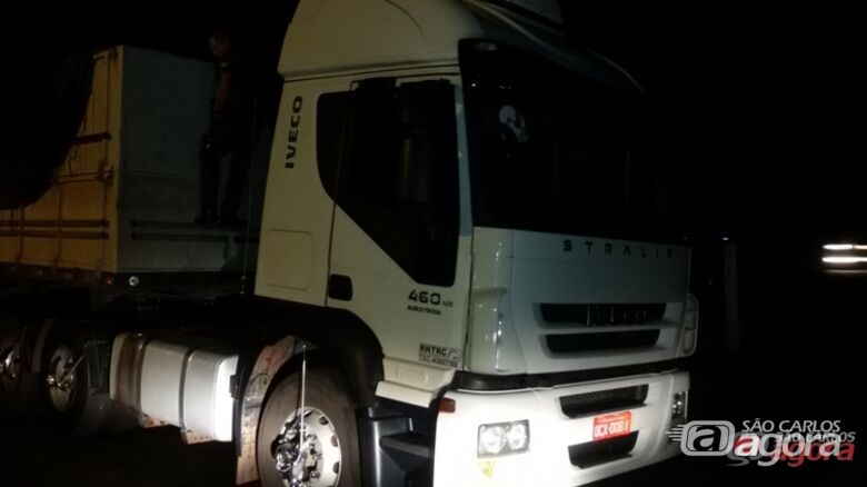 Caminhão foi recolhido ao plantão policial de Porto Ferreira e será devolvido ao proprietário. Foto: Osni Martins - 
