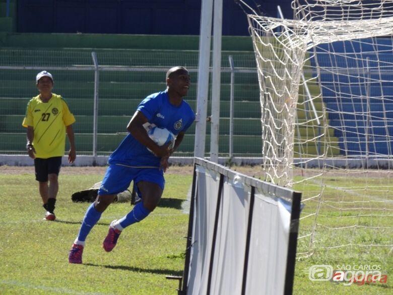 Jeferson, atacante da Águia, não conseguiu dessa vez deixar sua marca na partida contra o Inter. Foto: Marcos Escrivani - 