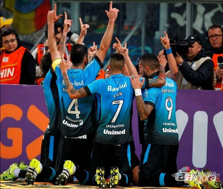 Jogadores gremistas comemoram gol. Santos agora está na zona do rebaixamento. Foto: Lucas Uebel/Grêmio FBPA -