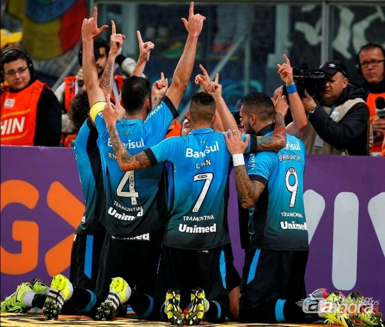 Jogadores gremistas comemoram gol. Santos agora está na zona do rebaixamento. Foto: Lucas Uebel/Grêmio FBPA - 