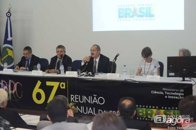 Divulgação - Presidente do CGEE, Reitor da UFSCar, Ministro Aldo Rebelo e Presidente da SBPC na apresentação - 