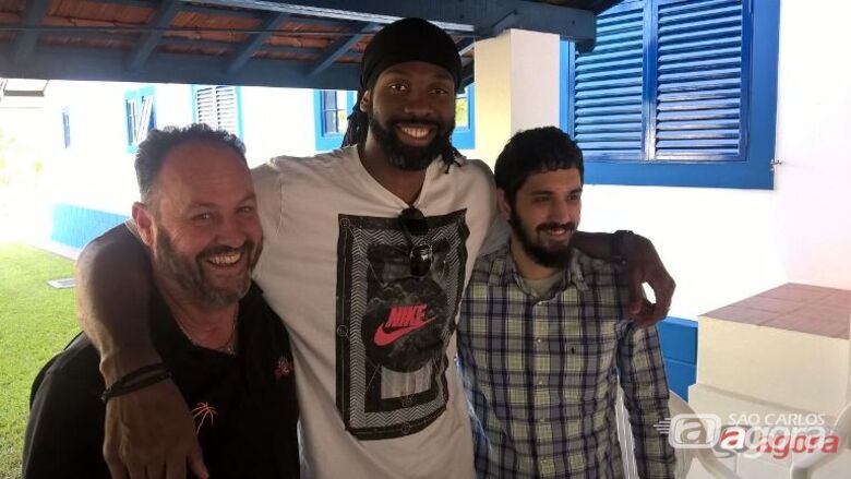 Meneghelli, Nenê e Alan durante encontro realizado na chácara do jogador da NBA. Foto: Divulgação - 