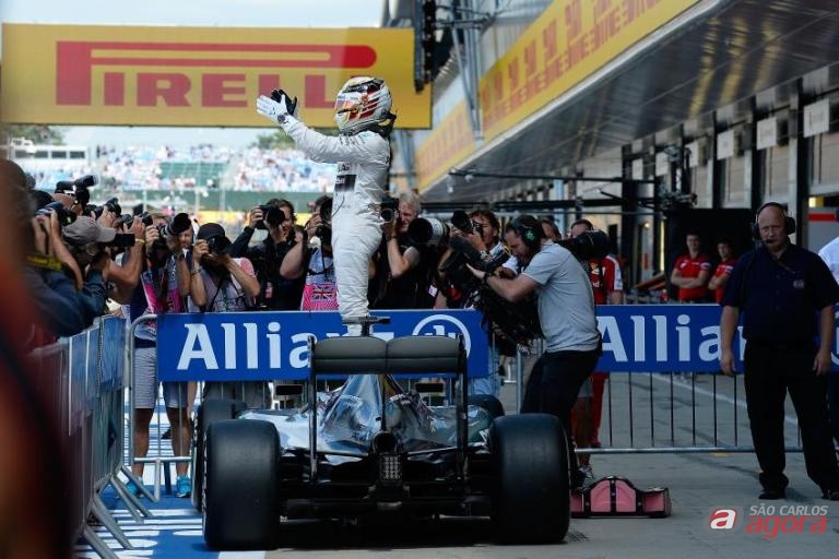 Hamilton comemora vitória na Inglaterra. Inglês abre 17 pontos para Rosberg. Foto: Studio Colombo/Pirelli -