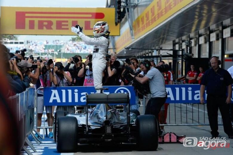 Hamilton comemora vitória na Inglaterra. Inglês abre 17 pontos para Rosberg. Foto: Studio Colombo/Pirelli - 