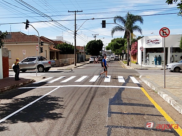Semáforo instalado na rua 15 de Novembro atende apelos de Catharino: local foi palco de graves acidentes durante muitos anos -