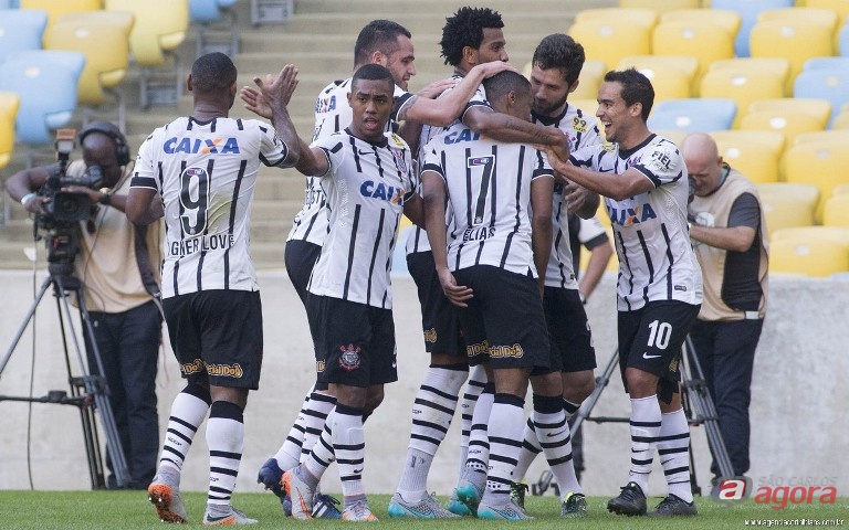 Jogadores comemoram gol de Elias. O terceiro da bela vitória corintiana em cima do Corinthians. www.agenciacorinthians.com.br -