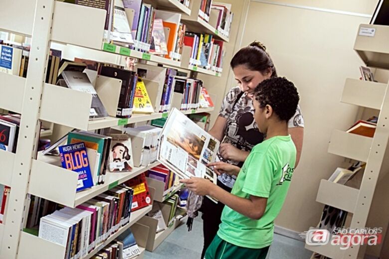 Acompanhados dos professores, alunos conheceram o acervo de 2.500 livros da Biblioteca Volkswagen - 
