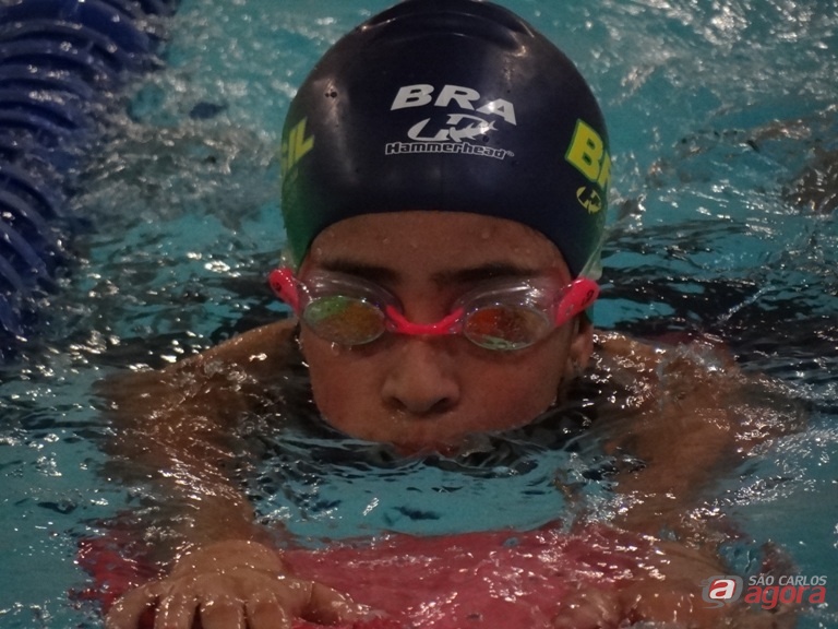 Gabi garantiu que tem treinado forte na piscina da Aquário Fitness e na Fesc. Fotos: Marcos Escrivani -