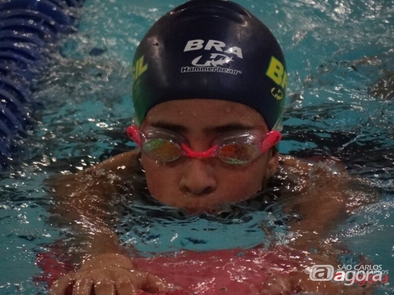 Gabi garantiu que tem treinado forte na piscina da Aquário Fitness e na Fesc. Fotos: Marcos Escrivani - 