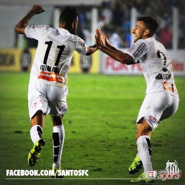 Lucas Lima comemora com Geovânio o quinto gol santista. Foto: Facebook Santos FC -