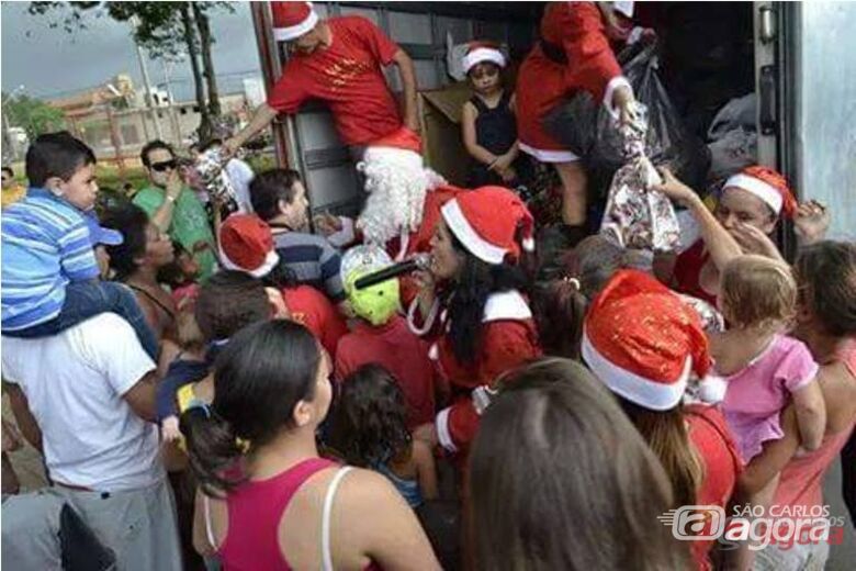 Alegria e magia do Natal: em 2014, muitas crianças exibiram felicidade após ganhar presente. Fotos: Divulgação - 