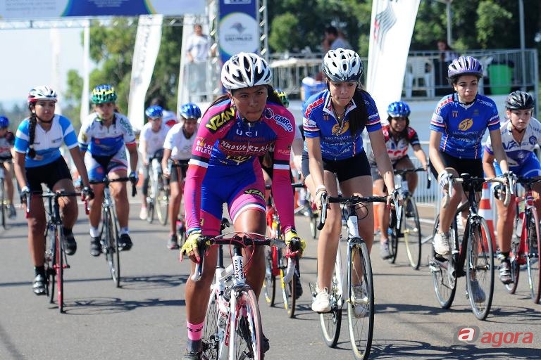 Em um dia de muito calor, nada menos que representantes de 11 cidades participaram das baterias em busca do título da etapa. Foto: Ivan Storti/FPCiclismo -