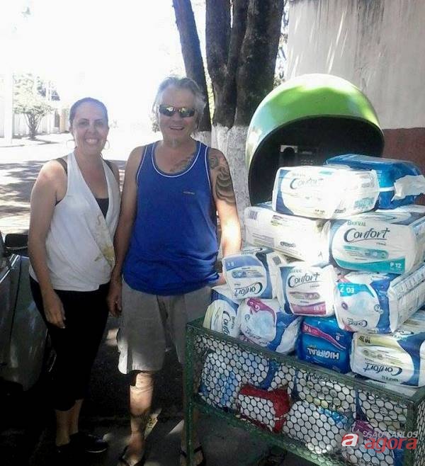 Leia com os pacotes de fraldas arrecadadas: doações chegaram a 190 unidades/Foto: Divulgação -