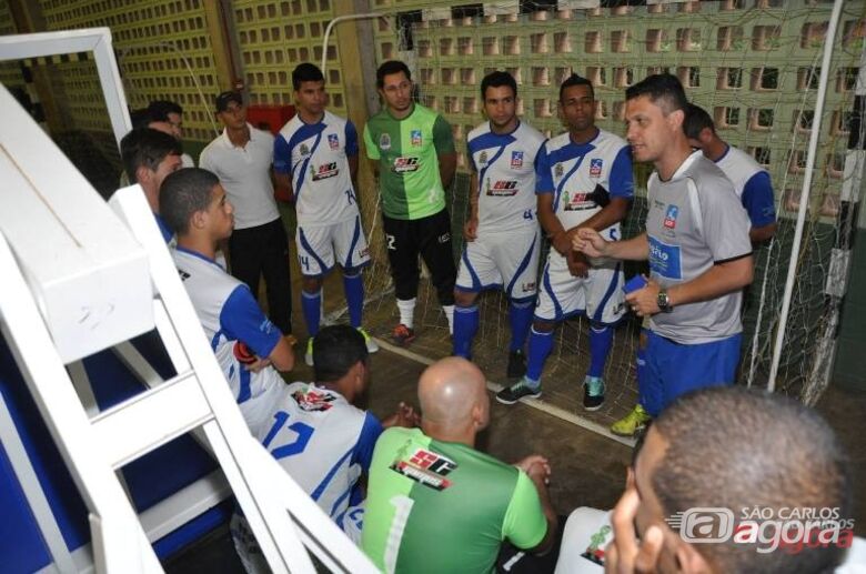 Fabiano Lourenço durante conversa com atletas. Técnico promete novidades para o segundo semestre. Foto: Divulgação - 