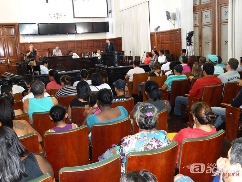 Audiência que discutiu entrega de casas do Planalto Verde lotou o plenário da Câmara Municipal nesta segunda-feira - 