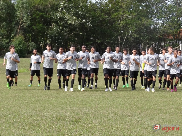 Força máxima: jogadores da Águia treinam para o decisivo desafio em Ribeirão Preto. Foto: Marcos Escrivani -