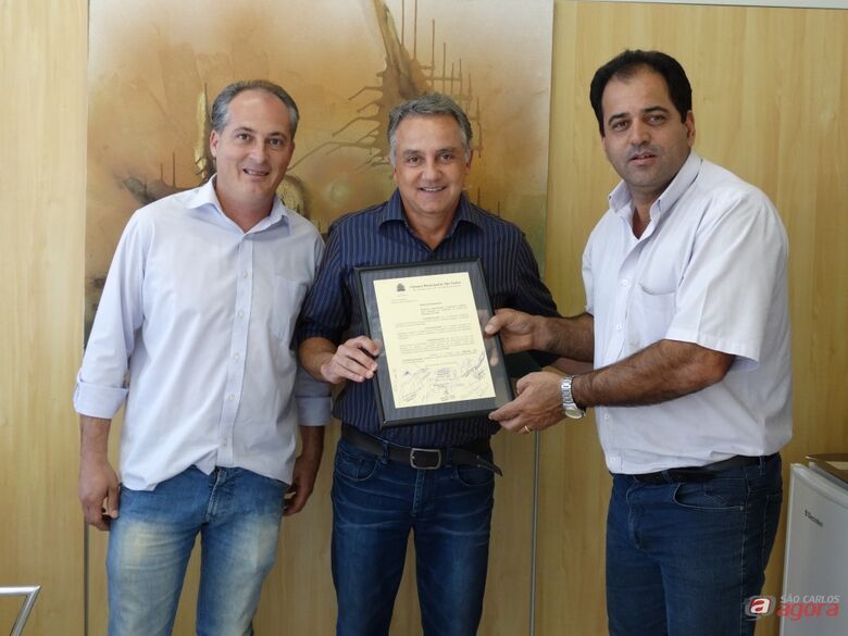 Vereador Sérgio Rocha, Marcio Cinti e o empresário Italo Cardinalli Filho (ao centro) -