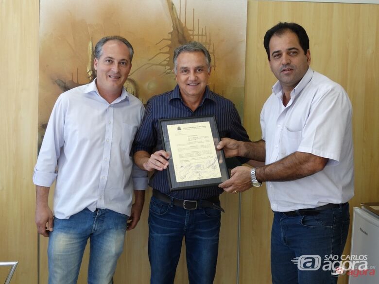 Vereador Sérgio Rocha, Marcio Cinti e o empresário Italo Cardinalli Filho (ao centro) - 